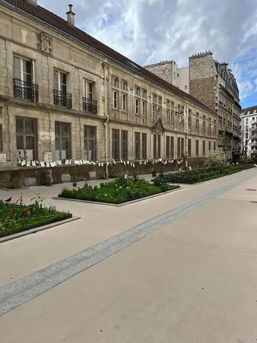 Calm Apartment In Great Location Paris France